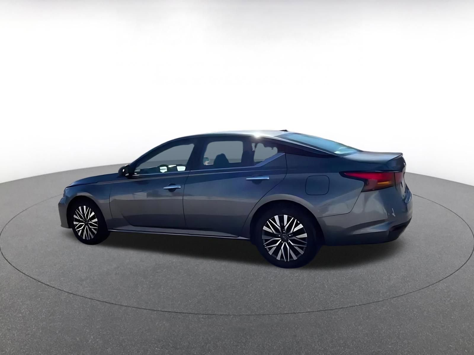 Used 2025 Nissan Altima 2.5 SV image 9