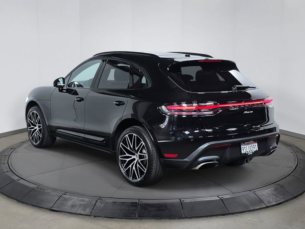 Certified 2025 Porsche Macan image 3