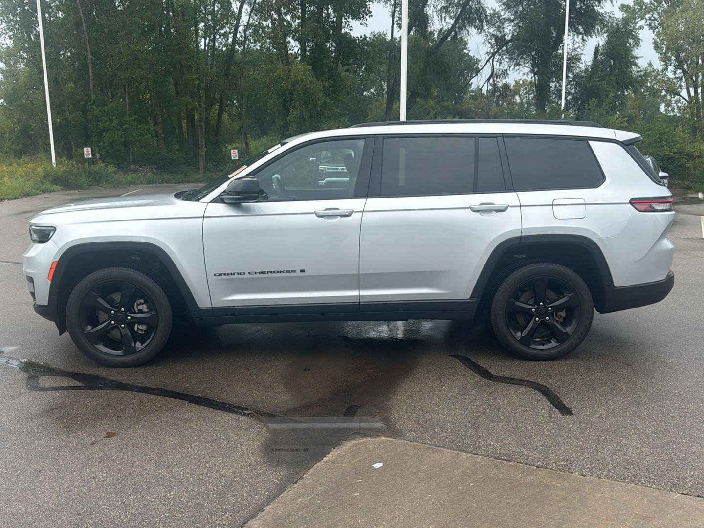 Used 2024 Jeep Grand Cherokee L Laredo AWD/4WD image 2