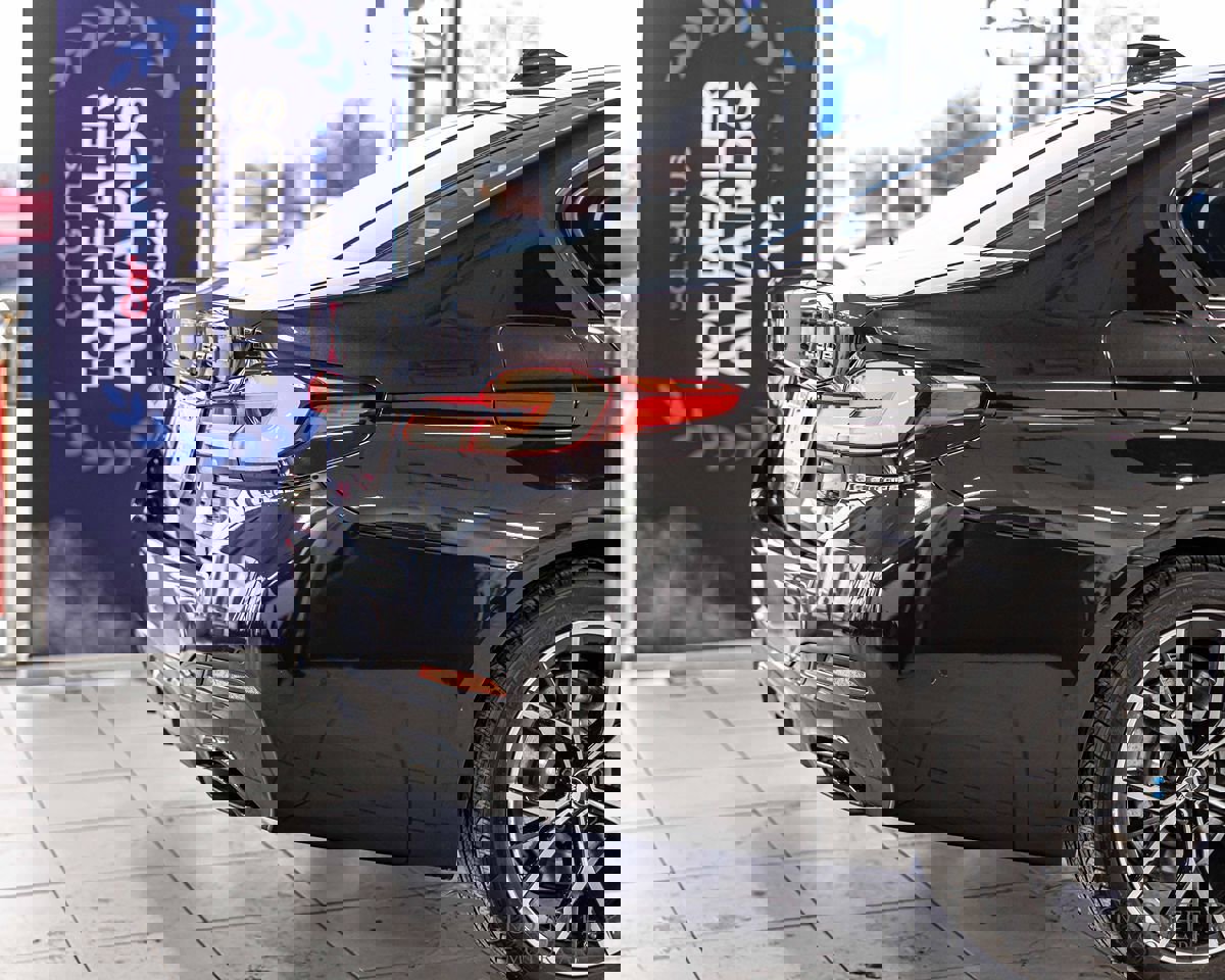 Used 2021 BMW 530e xDrive w/ Executive Package image 12