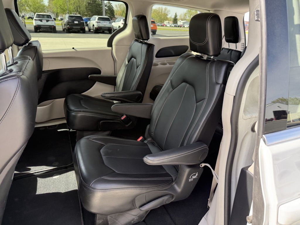 Used 2024 Chrysler Pacifica Touring-L FWD image 13