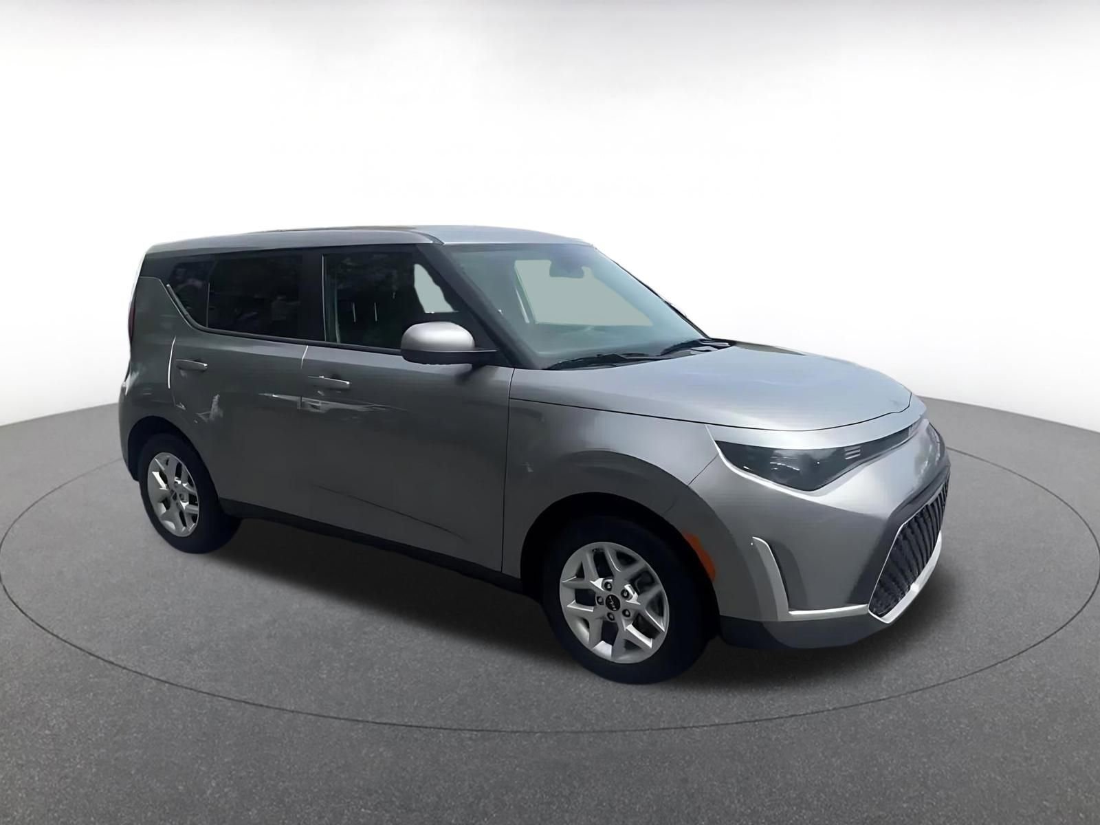 Used 2025 Kia Soul LX w/ LX Technology Package FWD image 2