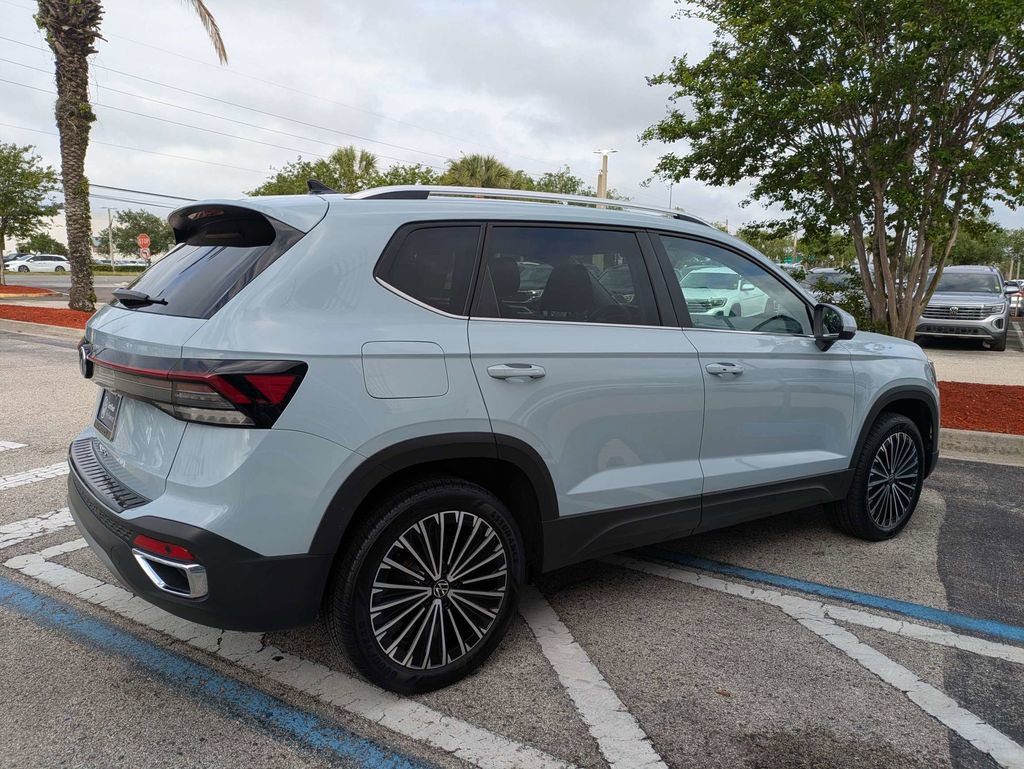 Certified 2025 Volkswagen Taos SE w/ Panoramic Sunroof Package image 6