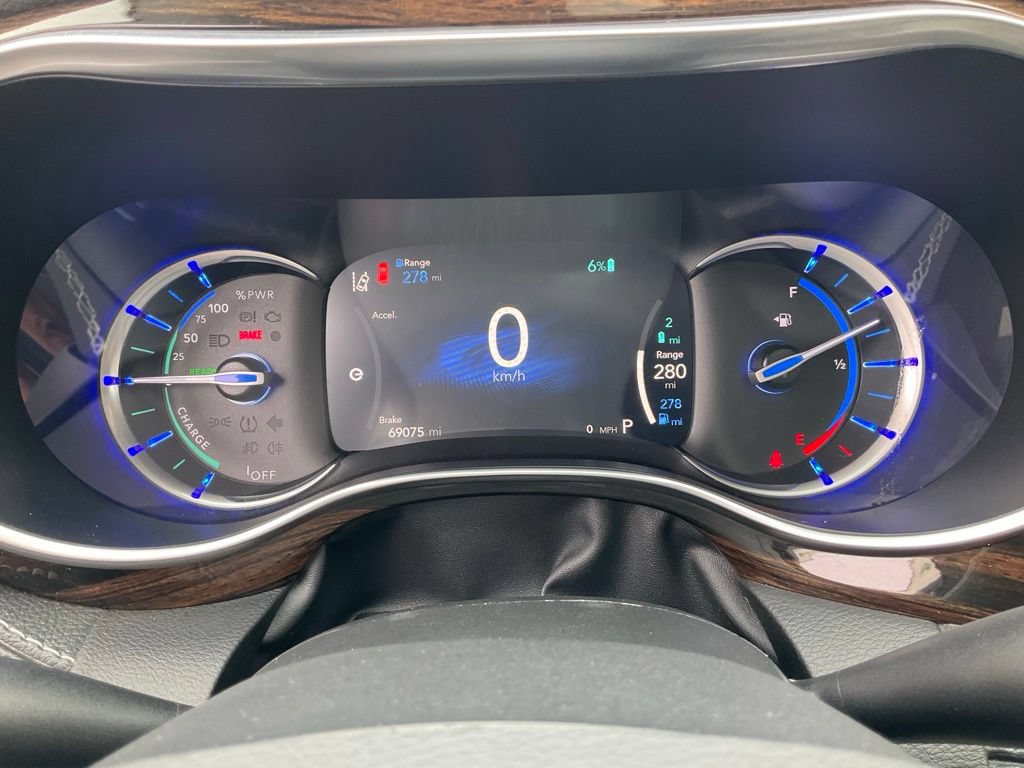 Used 2023 Chrysler Pacifica Limited FWD image 44