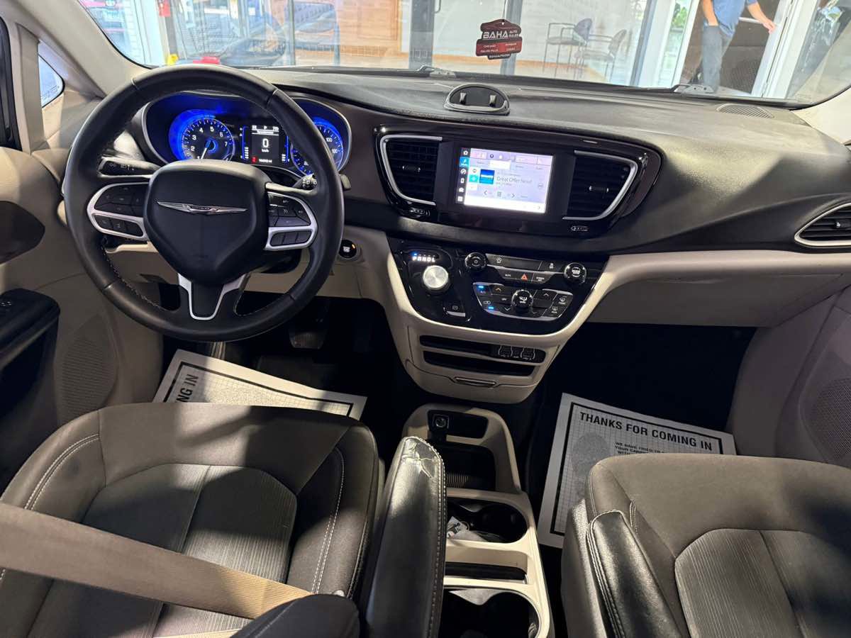 Used 2022 Chrysler Voyager LX image 29