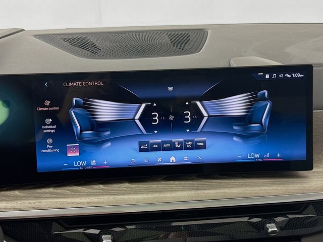 Used 2024 BMW X7 xDrive40i w/ Parking Assistance Package image 16