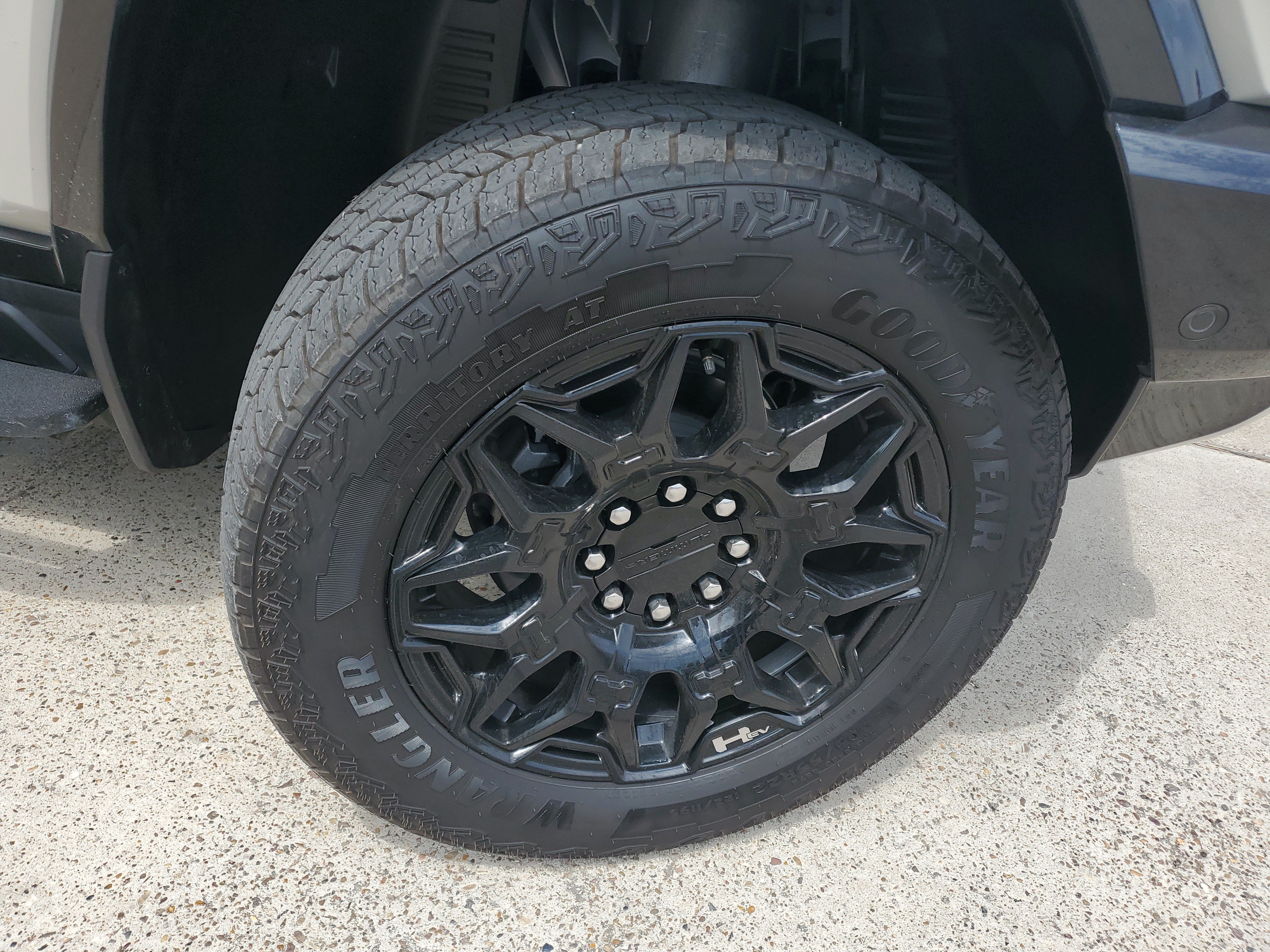 New 2026 GMC Hummer EV SUV w/ LPO, Roof Cross Rail Package AWD/4WD image 8