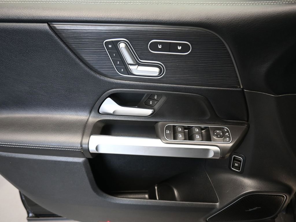 Used 2021 Mercedes-Benz GLB 250 4MATIC w/ Premium Package image 10