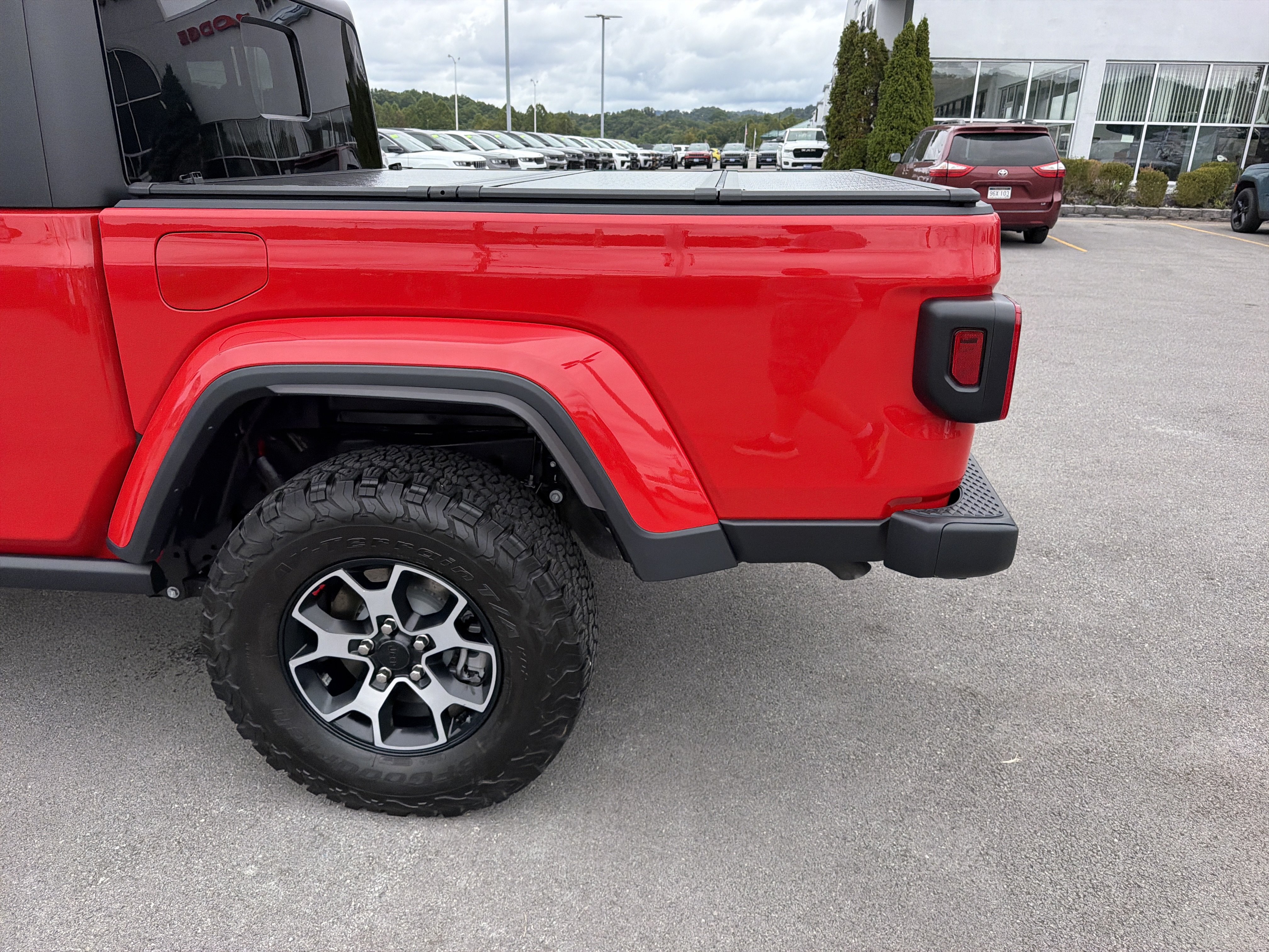 Used 2023 Jeep Gladiator Sport AWD/4WD image 10