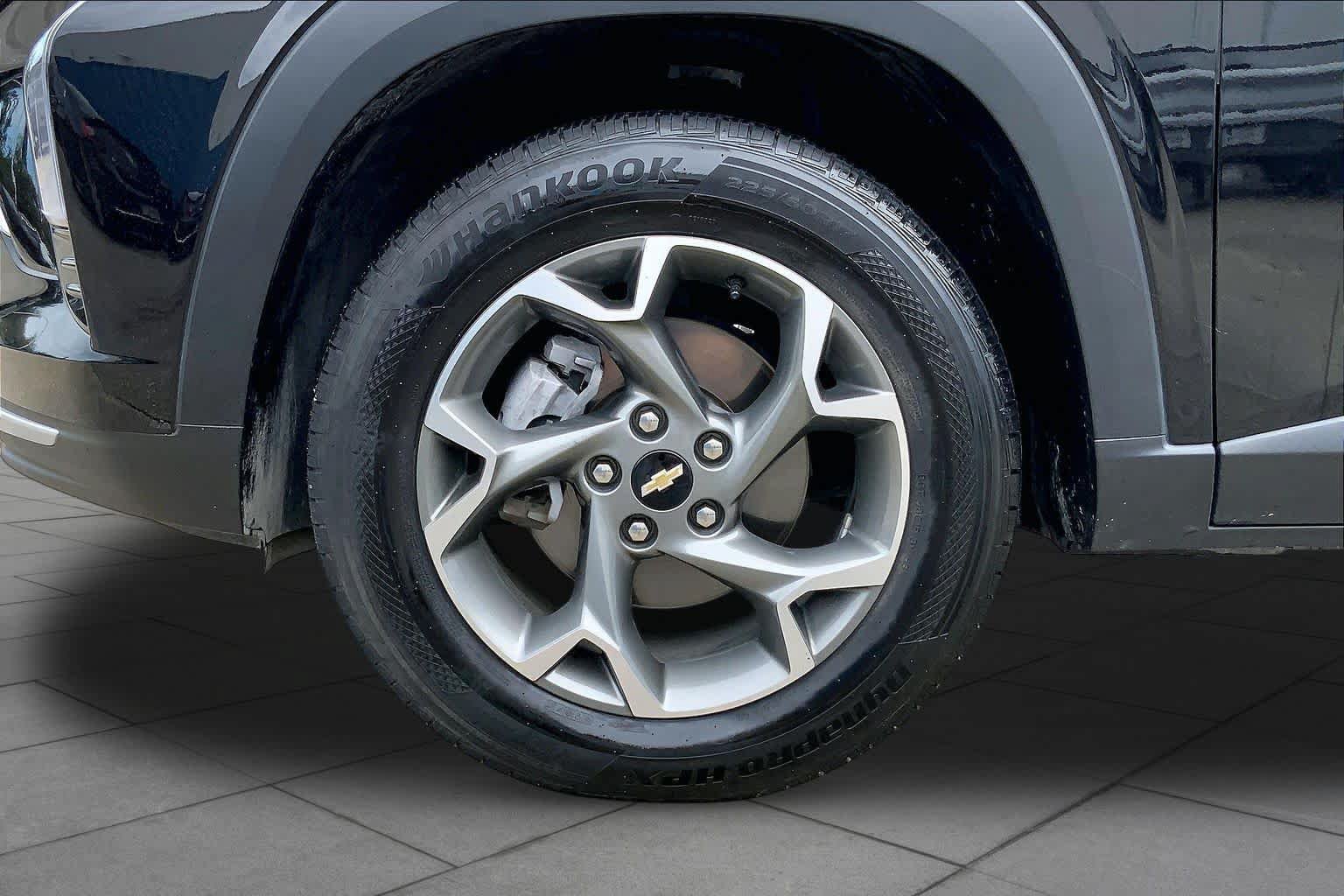 Used 2025 Chevrolet Trax LT FWD image 11