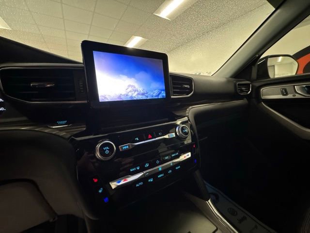 Used 2022 Ford Explorer Limited w/ Equipment Group 301A RWD image 16