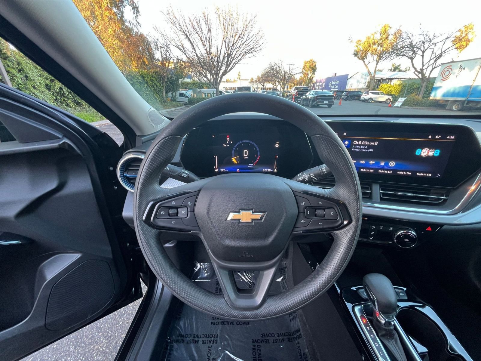 Used 2025 Chevrolet Trax LT image 32