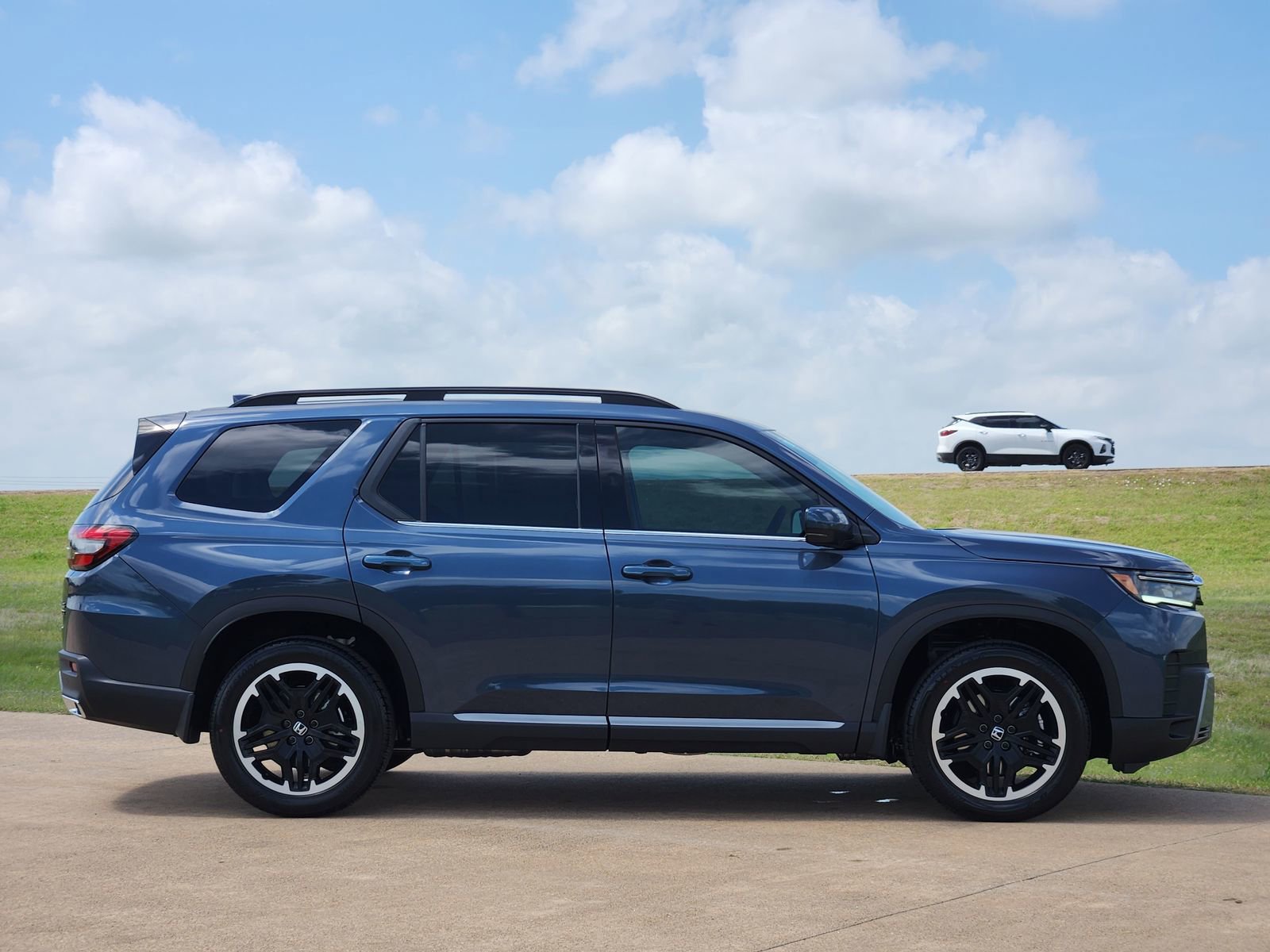 New 2026 Honda Pilot Touring image 7