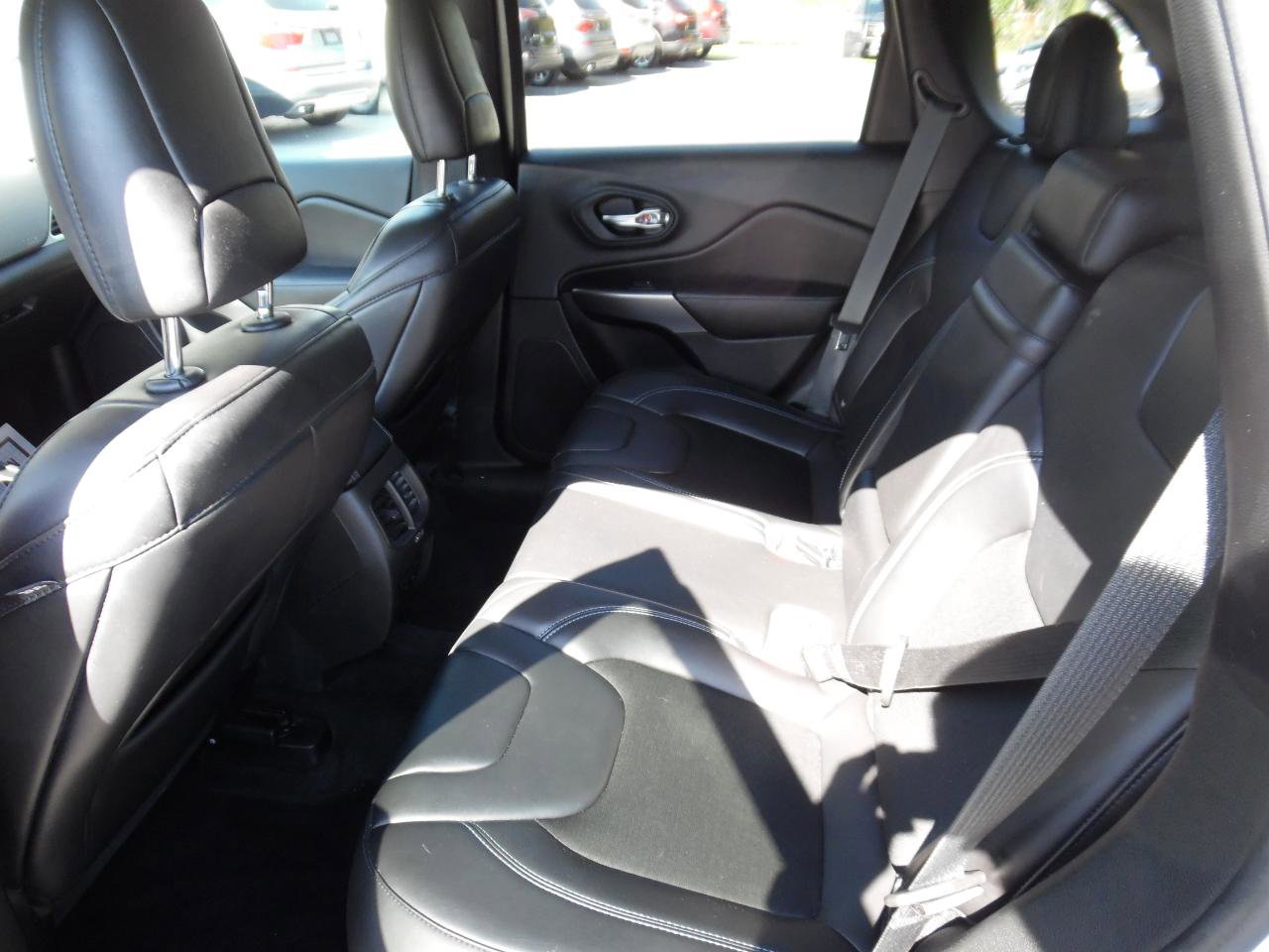 Used 2019 Jeep Cherokee Latitude Plus w/ Cold Weather Group AWD/4WD image 19