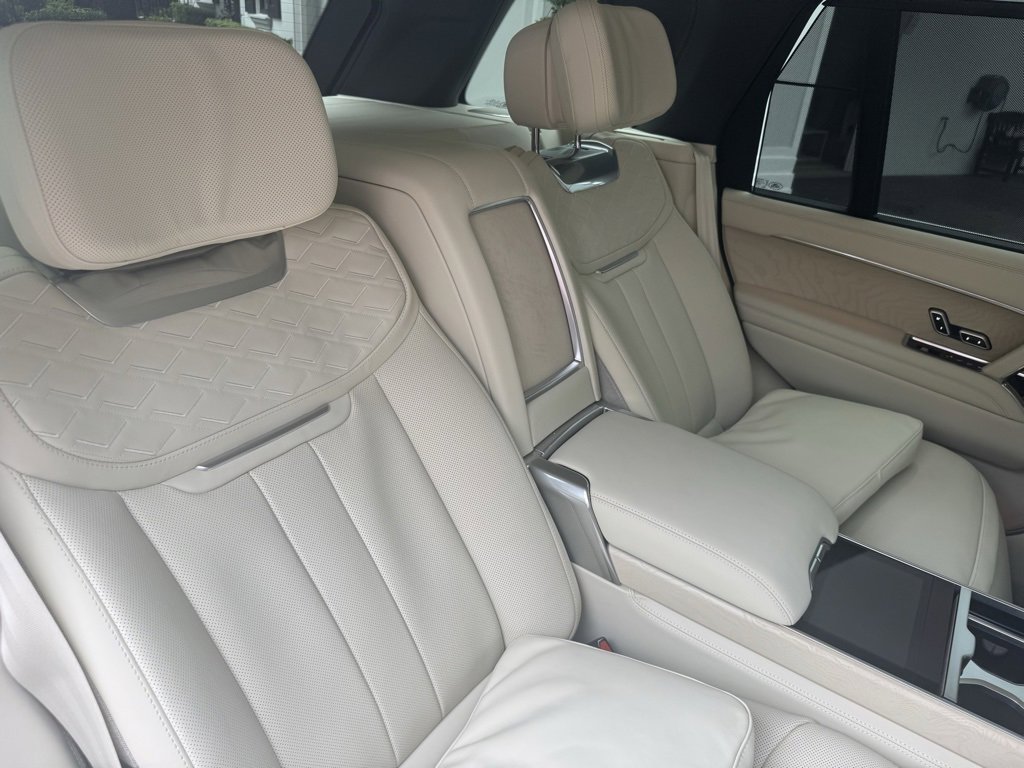 Used 2025 Land Rover Range Rover SV image 14