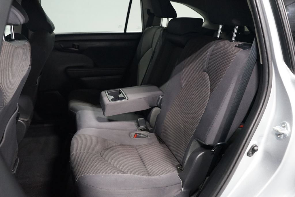 Used 2021 Toyota Highlander L FWD image 25