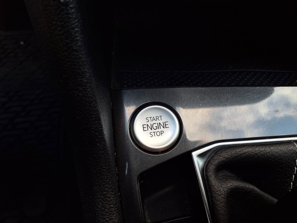 Used 2022 Volkswagen Tiguan SE w/ Panoramic Sunroof Package image 27