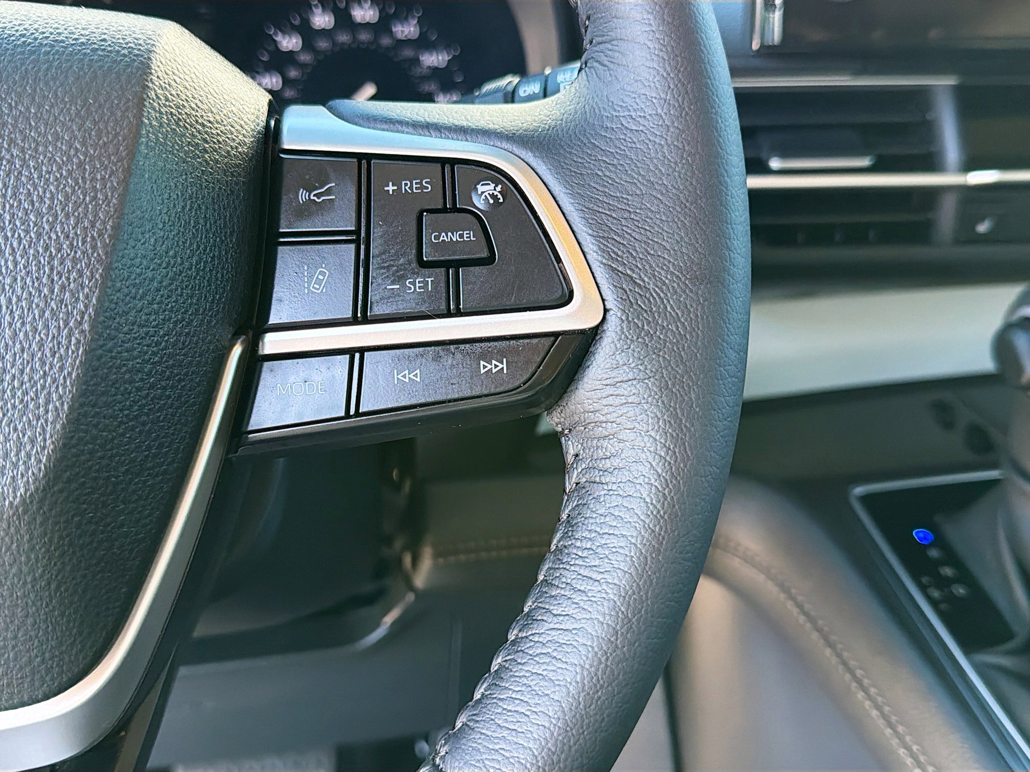 Used 2025 Toyota Sienna XLE w/ XLE Plus Package FWD image 38