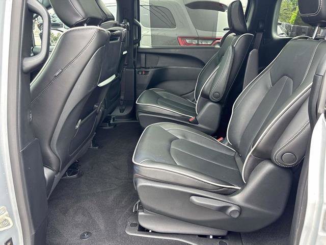 Used 2023 Chrysler Pacifica Limited w/ Uconnect Theater Family Group image 11