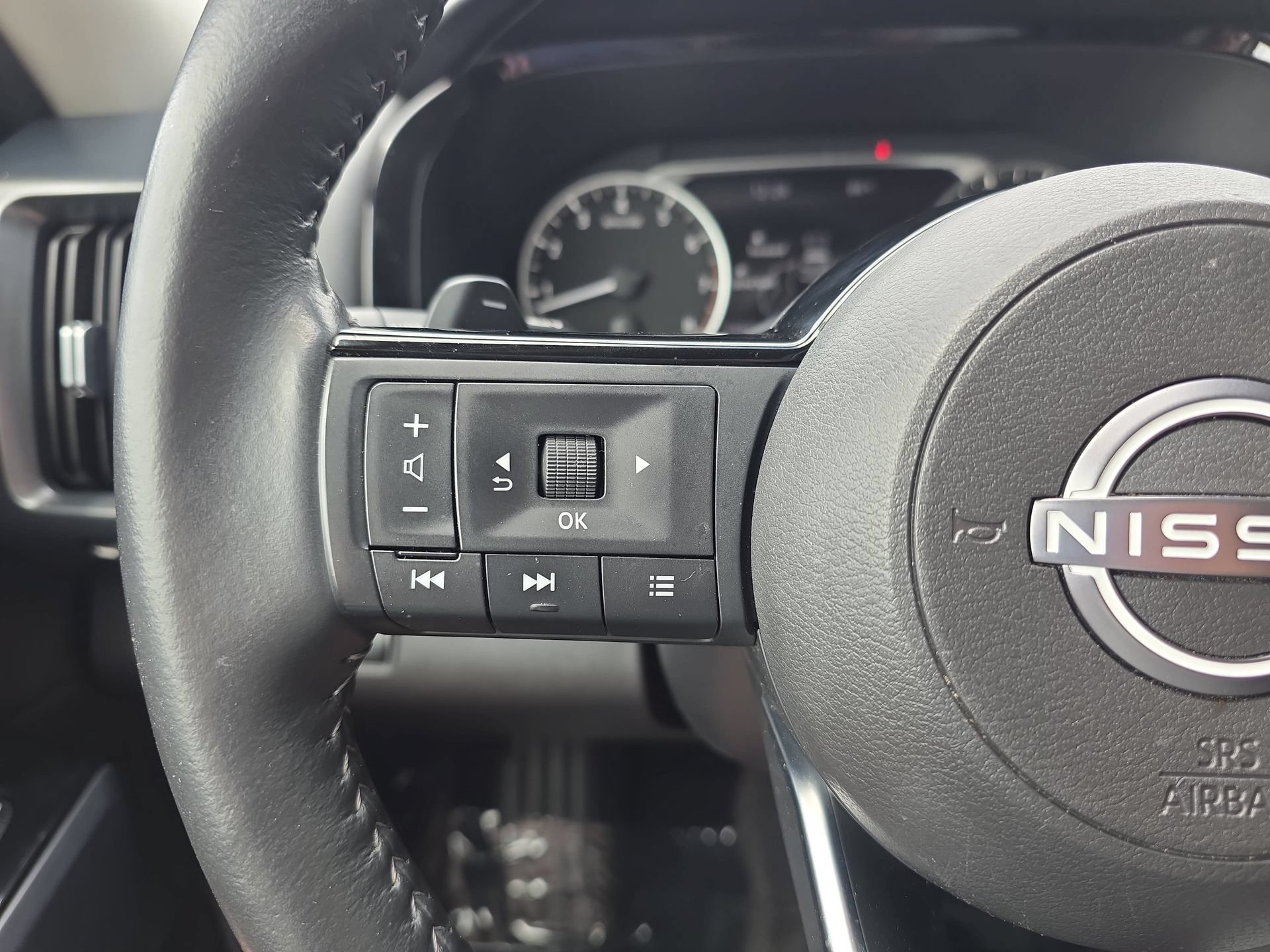 Used 2025 Nissan Pathfinder SL FWD image 17