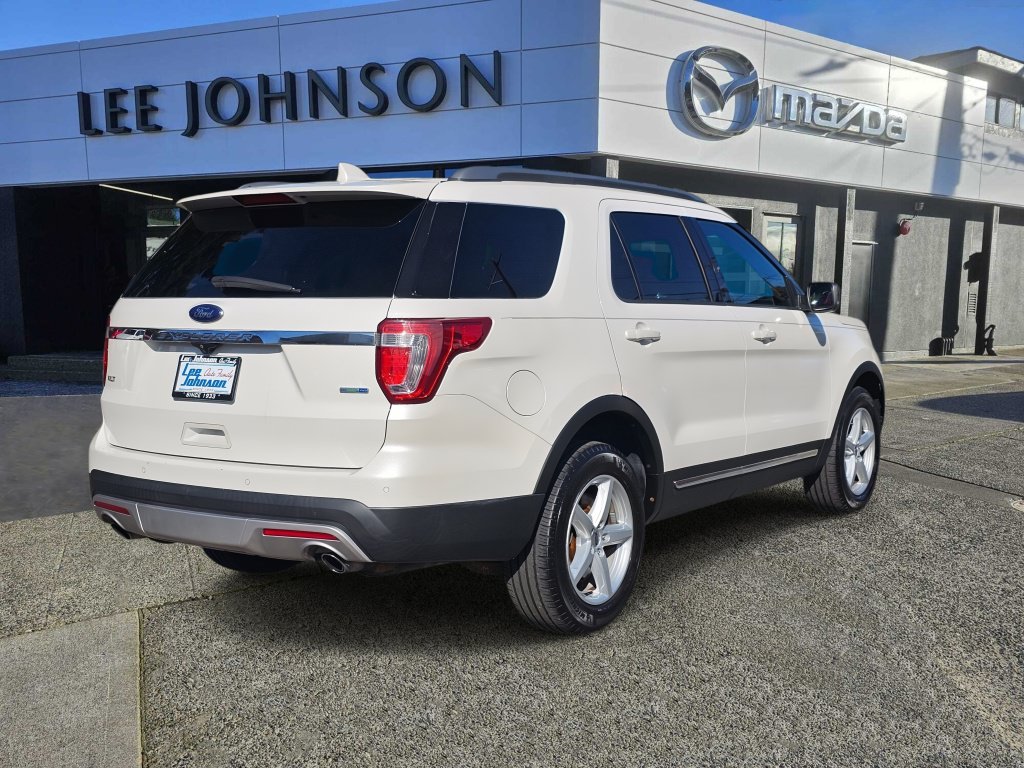 Used 2017 Ford Explorer XLT w/ Equipment Group 202A AWD/4WD image 5