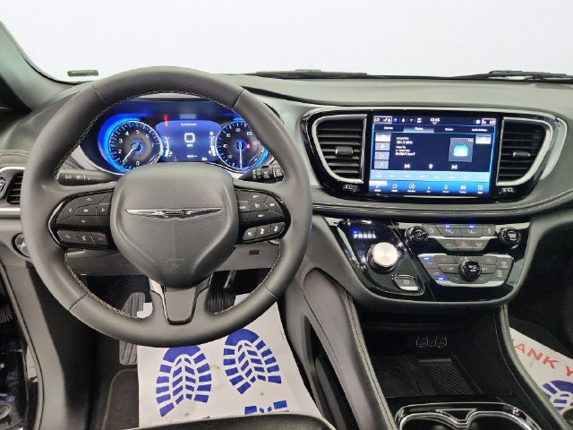 Used 2025 Chrysler Pacifica Limited FWD image 15