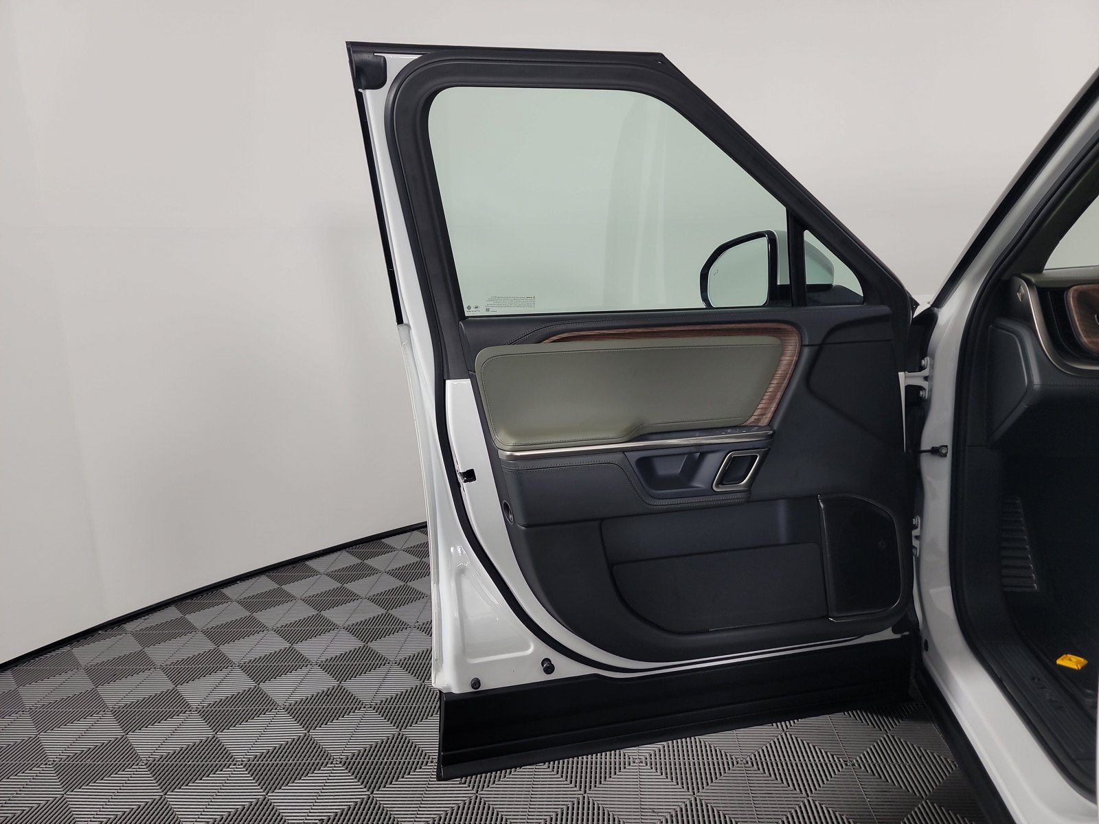 Used 2024 Rivian R1T Adventure AWD/4WD image 16