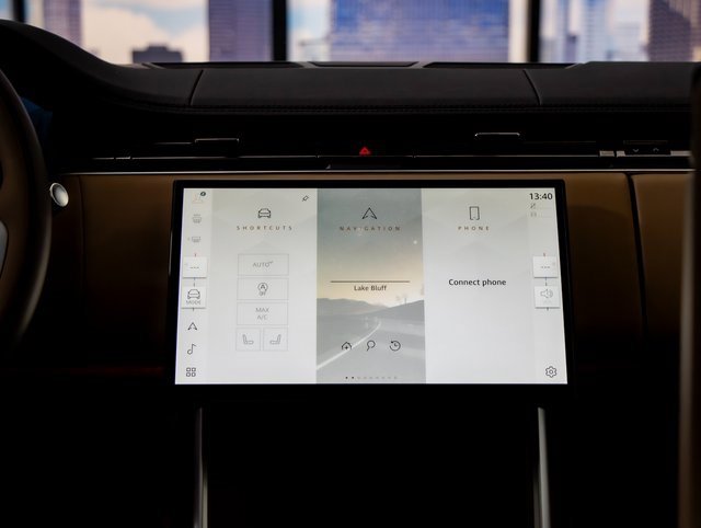 New 2025 Land Rover Range Rover SE image 18