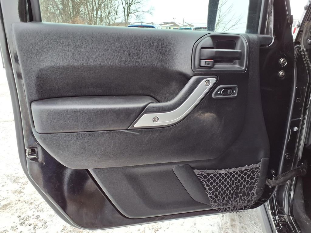 Used 2018 Jeep Wrangler Unlimited Rubicon w/ Connectivity Group image 23