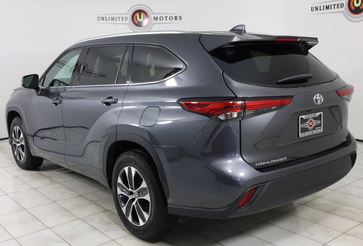 Used 2020 Toyota Highlander XLE FWD image 4