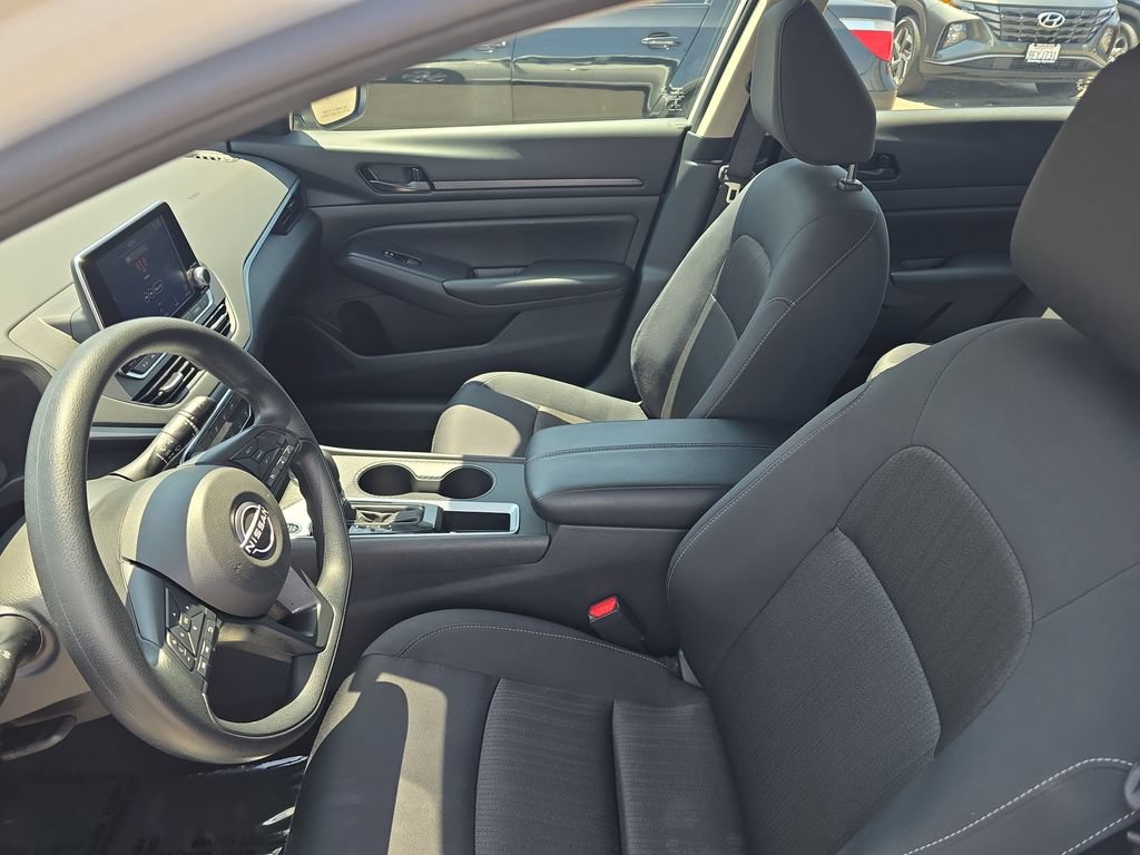 Used 2025 Nissan Altima 2.5 S FWD image 9