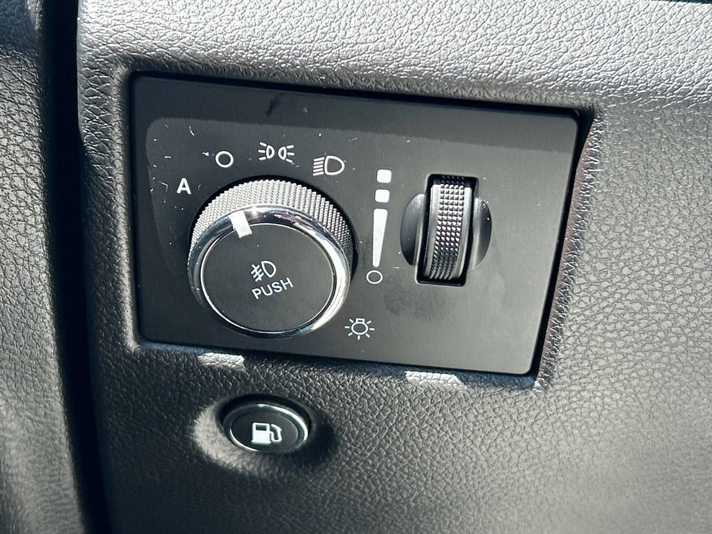 Used 2020 Jeep Grand Cherokee Laredo AWD/4WD image 32