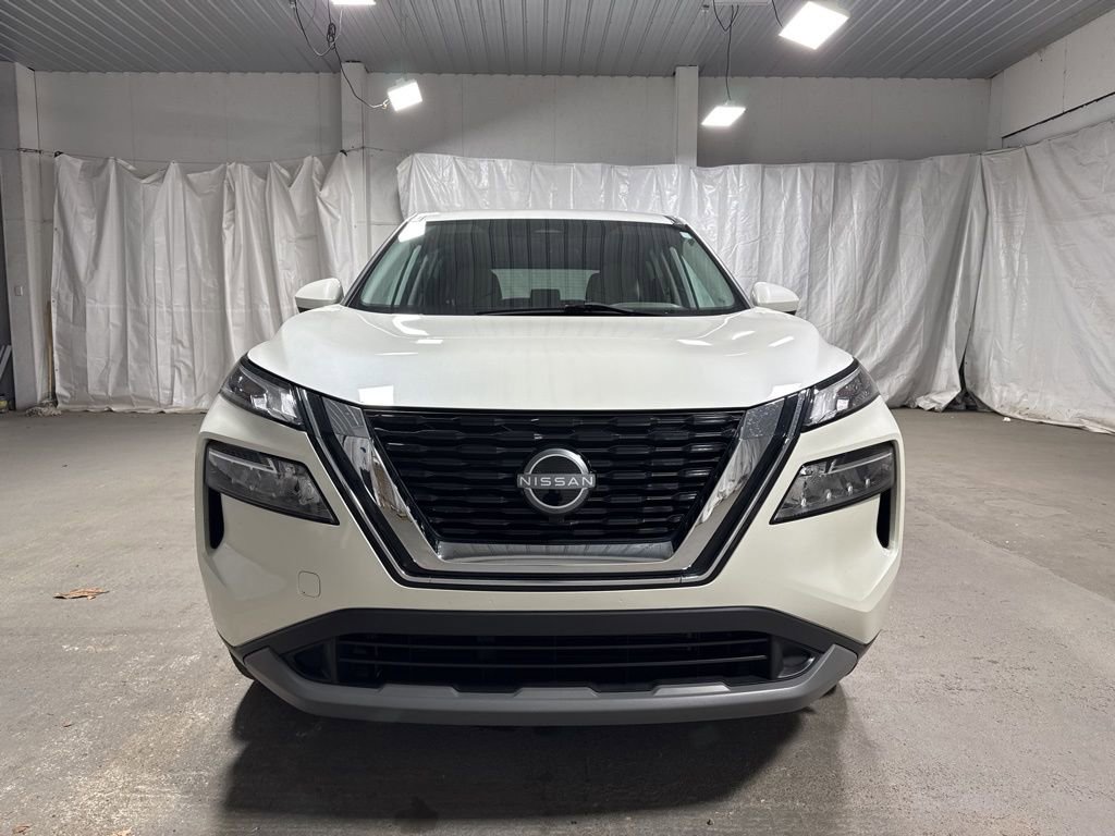 Used 2023 Nissan Rogue SV image 2