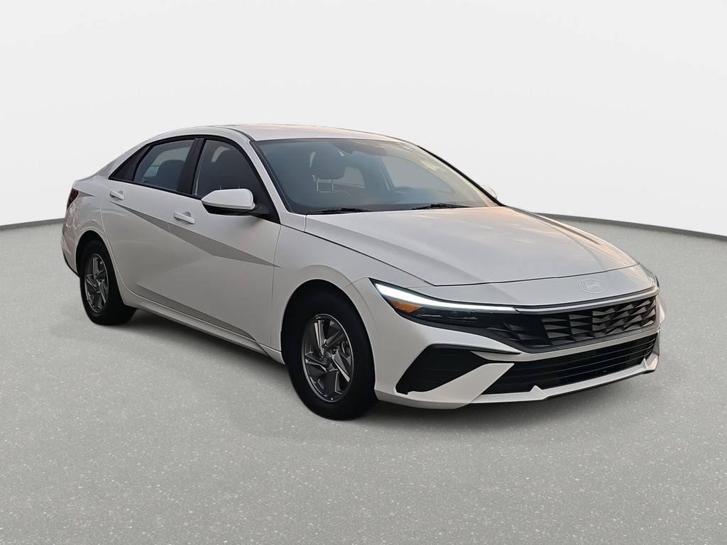 Certified 2026 Hyundai Elantra SE FWD image 3