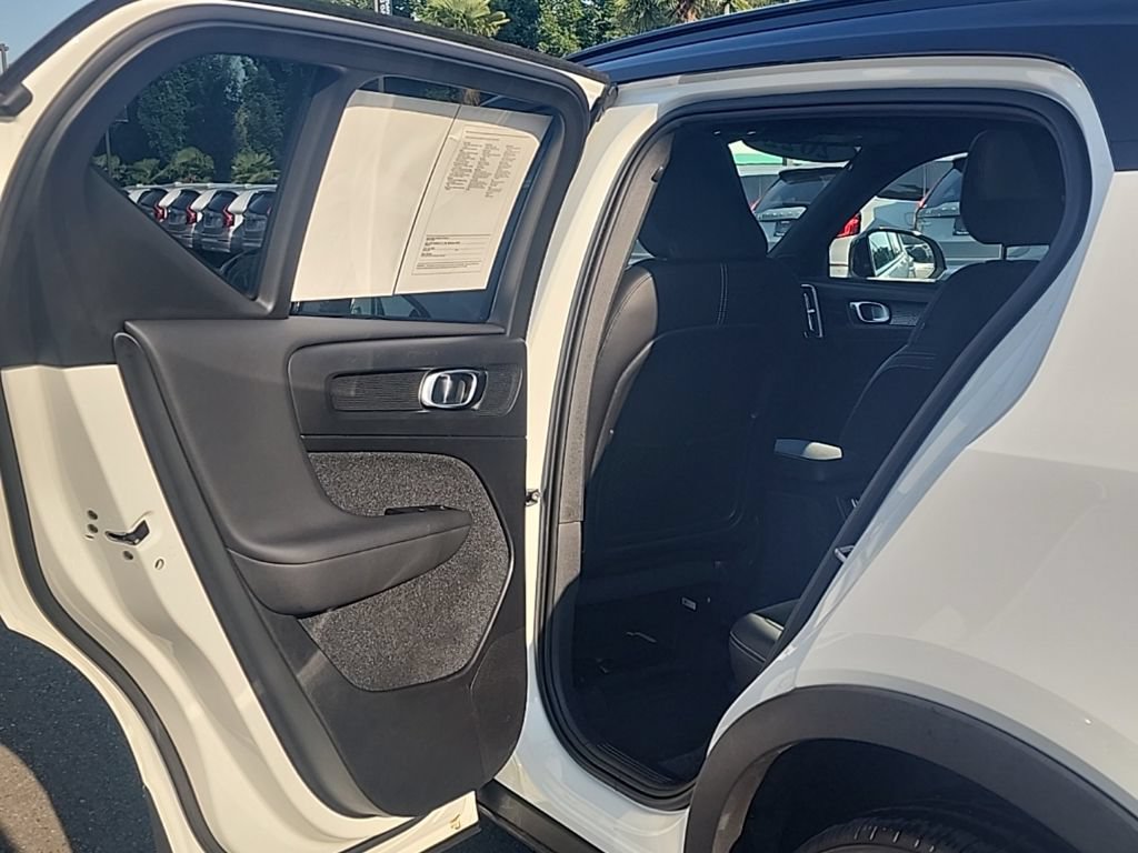 Used 2022 Volvo XC40 T5 R-Design w/ Advanced Package AWD/4WD image 15