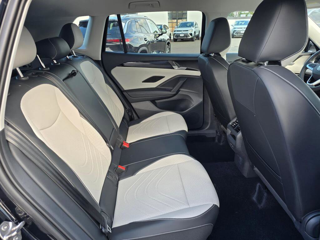 New 2025 Volkswagen Tiguan SE image 25