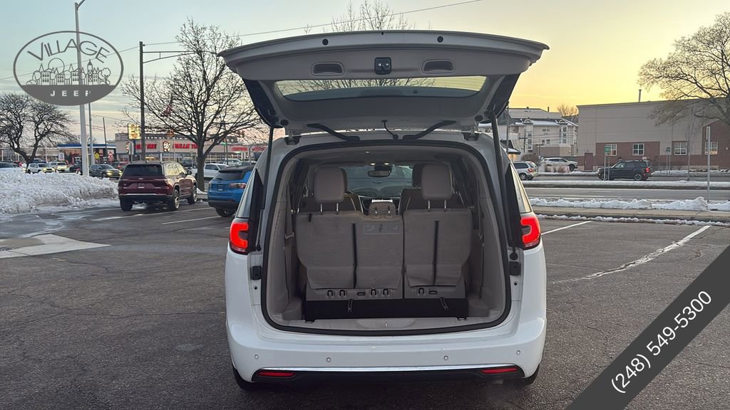 Used 2021 Chrysler Pacifica Touring-L FWD image 32