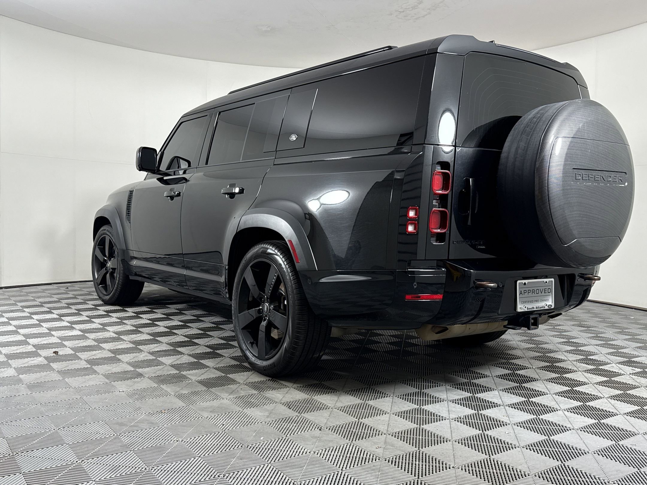 Used 2023 Land Rover Defender 130 X-Dynamic SE image 3