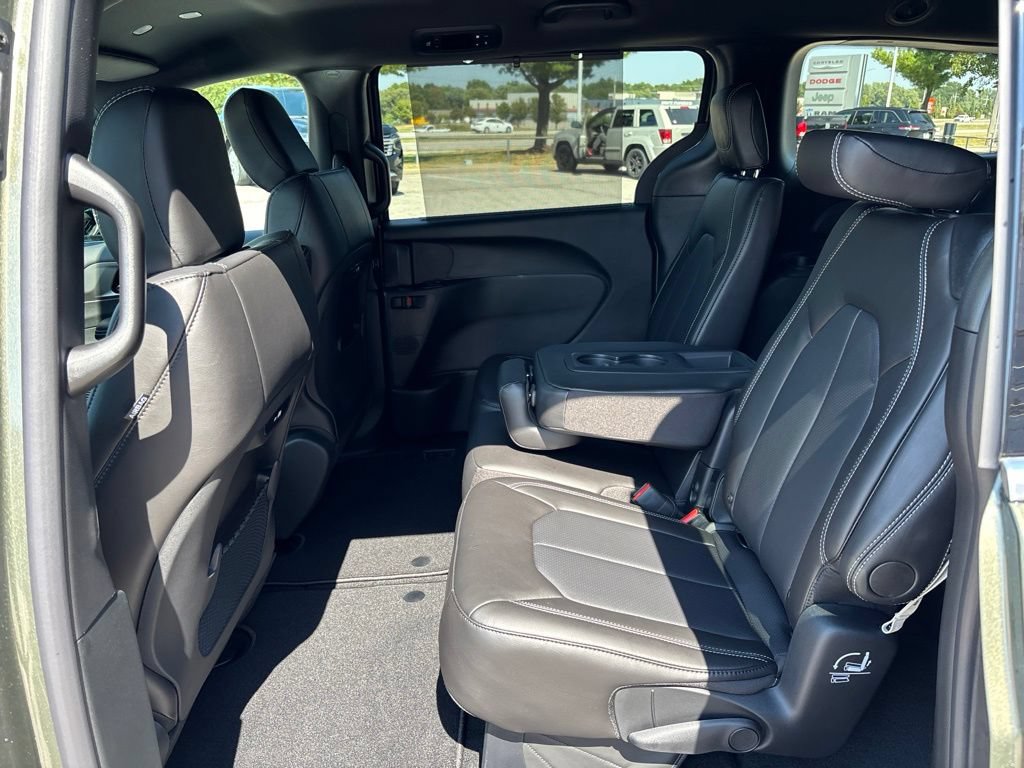 New 2027 Chrysler Pacifica Select FWD image 17