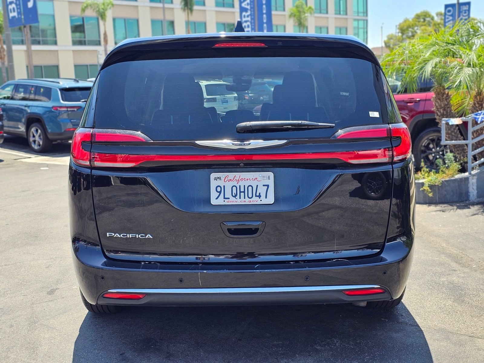 Used 2024 Chrysler Pacifica Touring-L FWD image 6