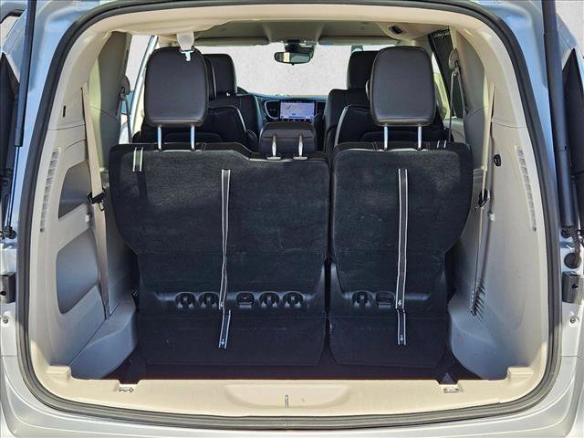 Used 2023 Chrysler Pacifica Touring-L image 7
