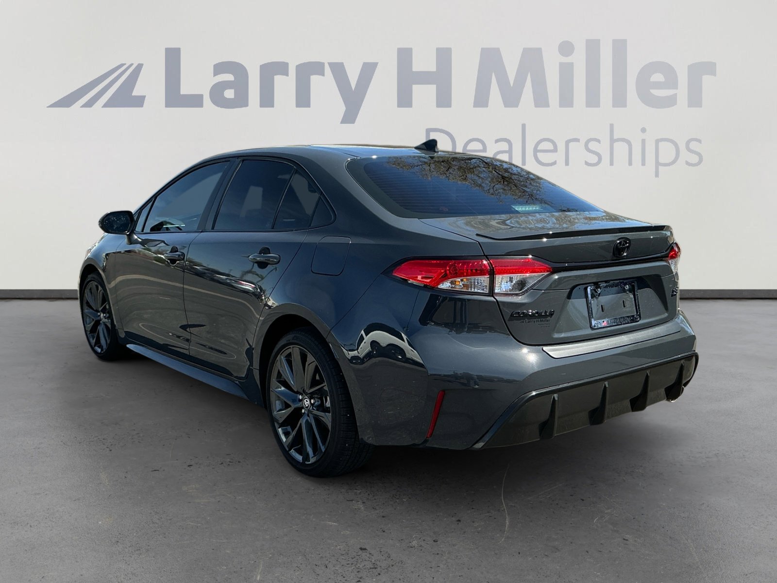 Used 2025 Toyota Corolla SE FWD image 3