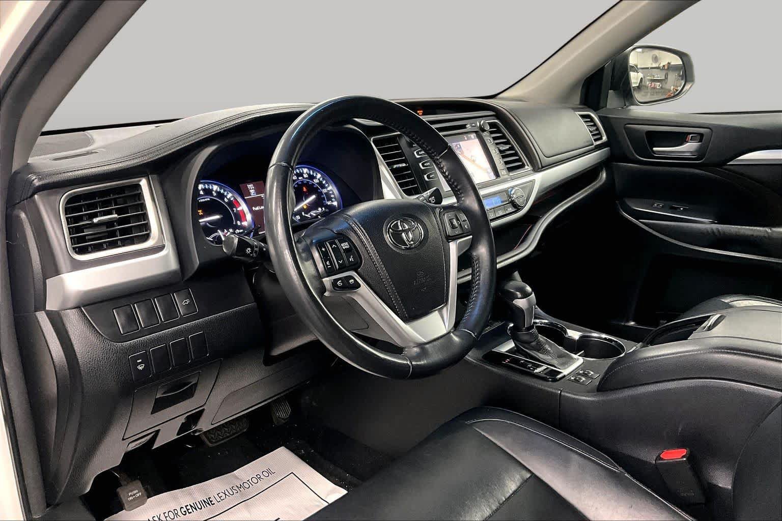 Used 2015 Toyota Highlander XLE AWD/4WD image 17