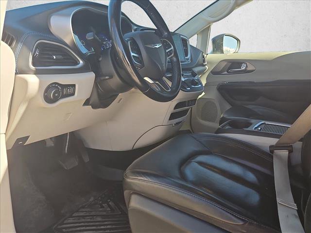 Used 2021 Chrysler Pacifica Touring-L image 10