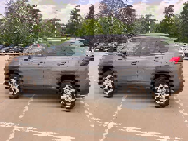 Used 2021 Toyota RAV4 LE AWD/4WD image 4