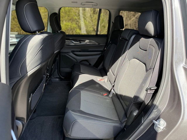 Used 2023 Jeep Grand Cherokee Laredo w/ Luxury Tech Group I image 14