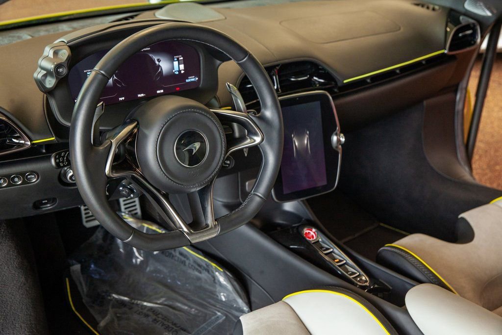 Used 2023 McLaren Artura image 12