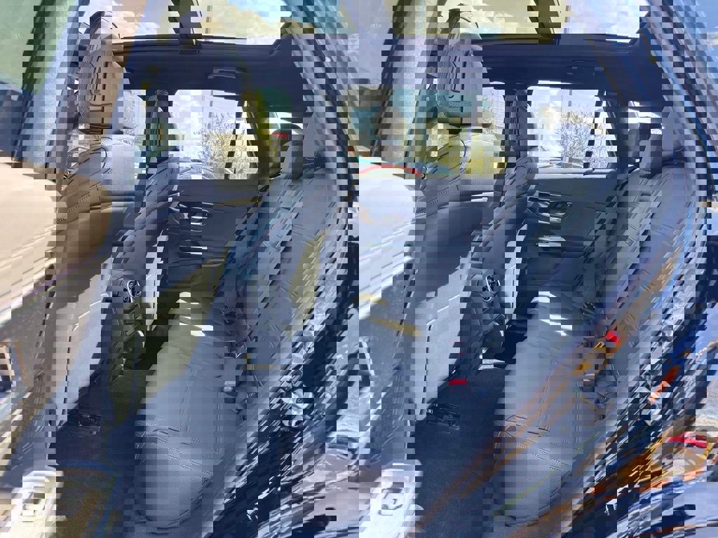 Used 2025 Mercedes-Benz GLC 300 4MATIC image 17