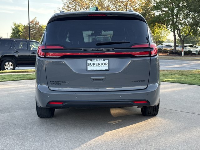 Used 2025 Chrysler Pacifica Limited FWD image 5