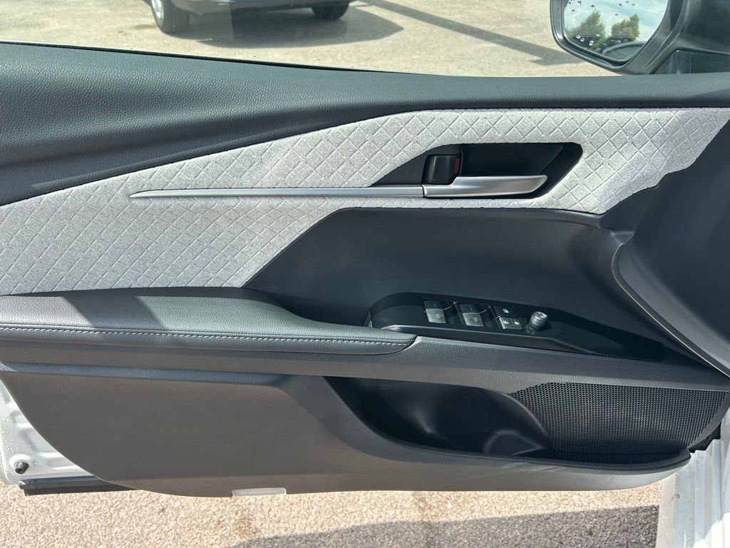 Used 2025 Toyota Camry XLE image 12